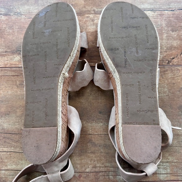 Marc Fisher Fayme Suede Ankle Strap Scalloped Platform Sandals Size 9.5 - Picture 8 of 8